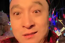 赵本山爱徒二柱子近况曝光，穿大红袄拍夜戏，疑似冷到面部抽搐图片