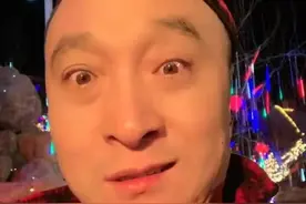 赵本山爱徒二柱子近况曝光，穿大红袄拍夜戏，疑似冷到面部抽搐图片