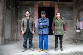 爱心的轮回：为报答养父母的恩情，他给没有血缘关系的弟弟养老图片