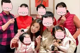 张子萱除夕夜罕晒全家福，将陈赫父女等7人全打码，画风太另类图片