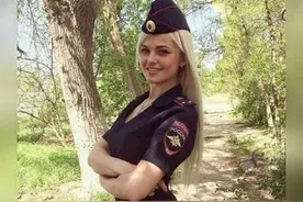 17名美丽的俄罗斯女警，佩戴俄罗斯内务部臂章，左臂和右臂不一样图片