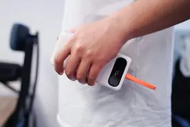 挂绳快充线全具备，支持20W快充，倍思带线数显快充充电宝评测图片