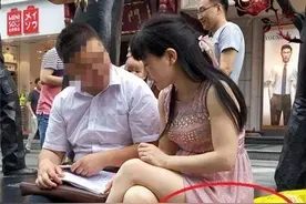 大姐，自身素质这一块儿有待提升，这万一被行人看到多尴尬图片