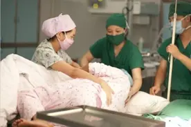 分娩时，宝宝被“一把拉出”是啥感受？网友：不一样的“酸爽”图片