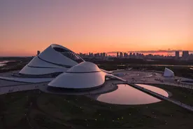 航拍黄昏的哈尔滨大剧院图片