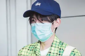 王源机场私服，绿色经典格纹元素衬衫和白色长袖叠穿青春元气图片