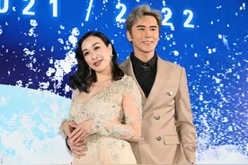 51岁钟丽缇与小12岁老公同框，大秀火辣身材！老公搂腰太甜图片