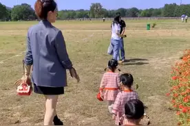 江苏三胞胎女娃出门“炸街”，大哥眼神亮了：手里儿子顿时不香了图片