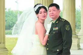幸运的康熙“三德子”赵亮：退圈养鸡，娶小15岁娇妻幸福美满！图片