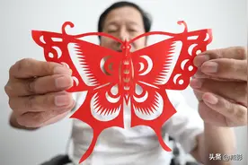 坐轮椅剪纸艺人，35年剪3万幅作品，《清明上河图》卖出17万图片