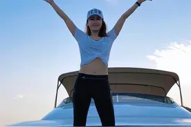 黎姿真心机，穿T恤故意撩高打结炫“腹”，48岁的身材毫无赘肉图片