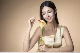 我现在的老婆怎么还和前任联系难道我不好吗？图片