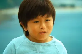 40岁侏儒为私欲装成孤儿，专对美貌养母下手，没警察敢抓他！电影图片