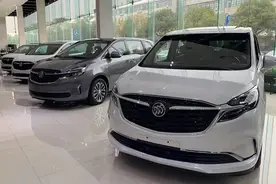 实拍：别克GL8内饰豪华，最低21万多，底盘也太简单了吧？图片