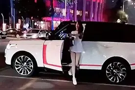 小姐姐深夜开170万路虎现身街头，铅笔腿很美，可旁边的车更吸睛图片