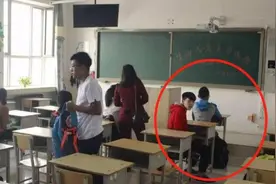 班主任：调座位有“潜规则”，被放在这座位上，说明老师放弃你了图片
