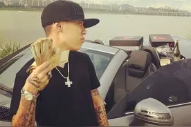 歌手Tablo被质疑名校学历，全家遭网暴3年，一度想寻死图片