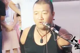 残疾人筷子哥从小没手没脚，用直播的形式挣钱，养活老婆和孩子视频封面