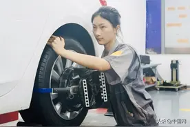 汽修班“宝藏女孩”靠实力刷屏！坚持自己选择，不在乎外界看法图片