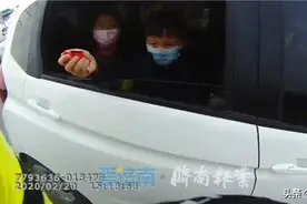 【疫情下的温情】“叔叔给你糖吃” 一颗“萌糖”让交警甜进心里图片
