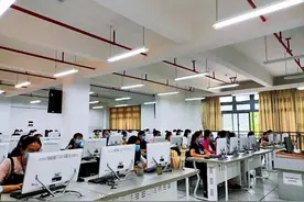 探访高考阅卷现场：125万余份试卷1000余名评卷老师“2+1+1”评卷模式确保评卷公平公正图片