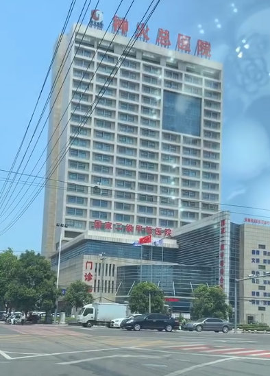 河南玛莎拉蒂95后肇事女司机ICU抢救，家族在当地经营皮革生意