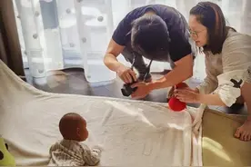 郑恺夫妇给女儿拍百天照走红了，网友：这才是最高级别的“炫娃”图片