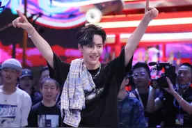 《这就是街舞》张艺兴一边喝水一边外漏，网友扒出杯子同款后乐了图片