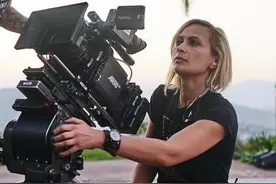 63岁男演员意外射死剧组摄影师，片场崩溃打电话，李小龙女儿发文图片