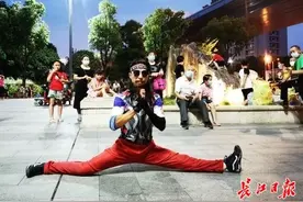 下腰、倒立、一字马……58岁武汉大叔成街舞达人图片