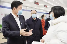 王军督导北京市税务局党委民主生活会并慰问基层税务干部图片