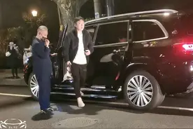 怼完劳斯莱斯，王思聪自驾迈巴赫出门，网友：气场依旧在图片
