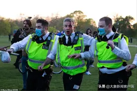英国伦敦爆发反封锁抗议活动：5人被捕，多名警察受伤图片