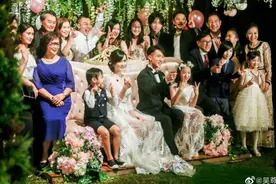 吴尊与妻子林丽吟在亲友见证下补办婚礼，当初隐婚，婚礼迟到24年图片