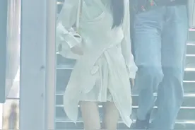 产后两年仍虚弱？赵丽颖落地成都，脚踩毛拖鞋穿长袖连衣裙避寒图片