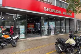 新买的摩托车有异响，修了三次还没修好，女骑手：要么换车要么退钱图片