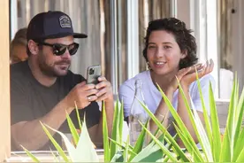 现实版灰姑娘！好莱坞男神扎克新恋情曝光，女友是一个普通服务员图片