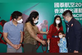 三世同堂，活动现场霍中曦太粘郭晶晶，朱玲玲牵小儿子手全程无视图片