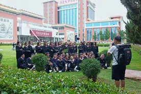 毕业季郑州高校周边摄影师一天拍摄超8小时，198元宿舍套餐最受学生青睐图片