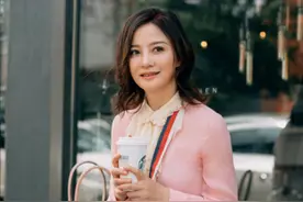 陶红真不在意年龄，穿粉色上衣搭喇叭裤，三七比例身材太优越了图片