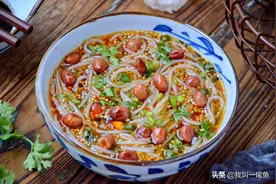 两孩子就馋这早餐，每周做三次，酸爽美味，好吃到汤汁都不剩图片