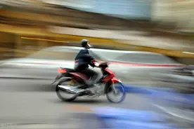 无证驾驶摩托车，保险公司交强险拒绝赔偿20万，怎么办？图片
