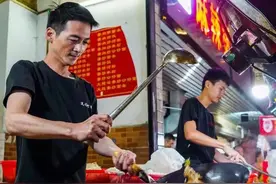 专业炒粉12年！抖音百万人关注的夜宵摊，承载无数温暖记忆图片