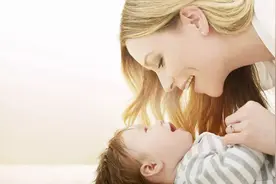 三胞胎爸爸姓“公”，奶奶取的名字亮了，民警：以后带娃来上班图片