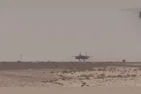 乘客惊慌尖叫！伊朗客机遭美军战斗机“侵扰”迫降视频封面