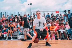 身高不到1米8，却是街球届的“教授”！哈登林书豪都是他的粉丝图片