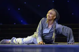 ​沉默的大多数丨《孔乙己》和《变色龙》中的看客群体分析图片