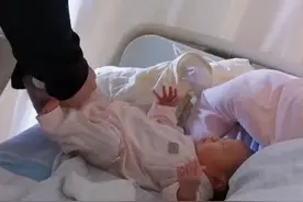 浙江一女子生下家族唯一女孩，全家男人宠溺直盯：以后可以横着走图片