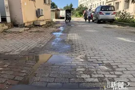 赞！小区道路破损严重，他自掏腰包修缮图片
