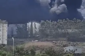 福建龙岩一小区附近发出巨响浓烟滚滚 疑化工厂爆炸图片